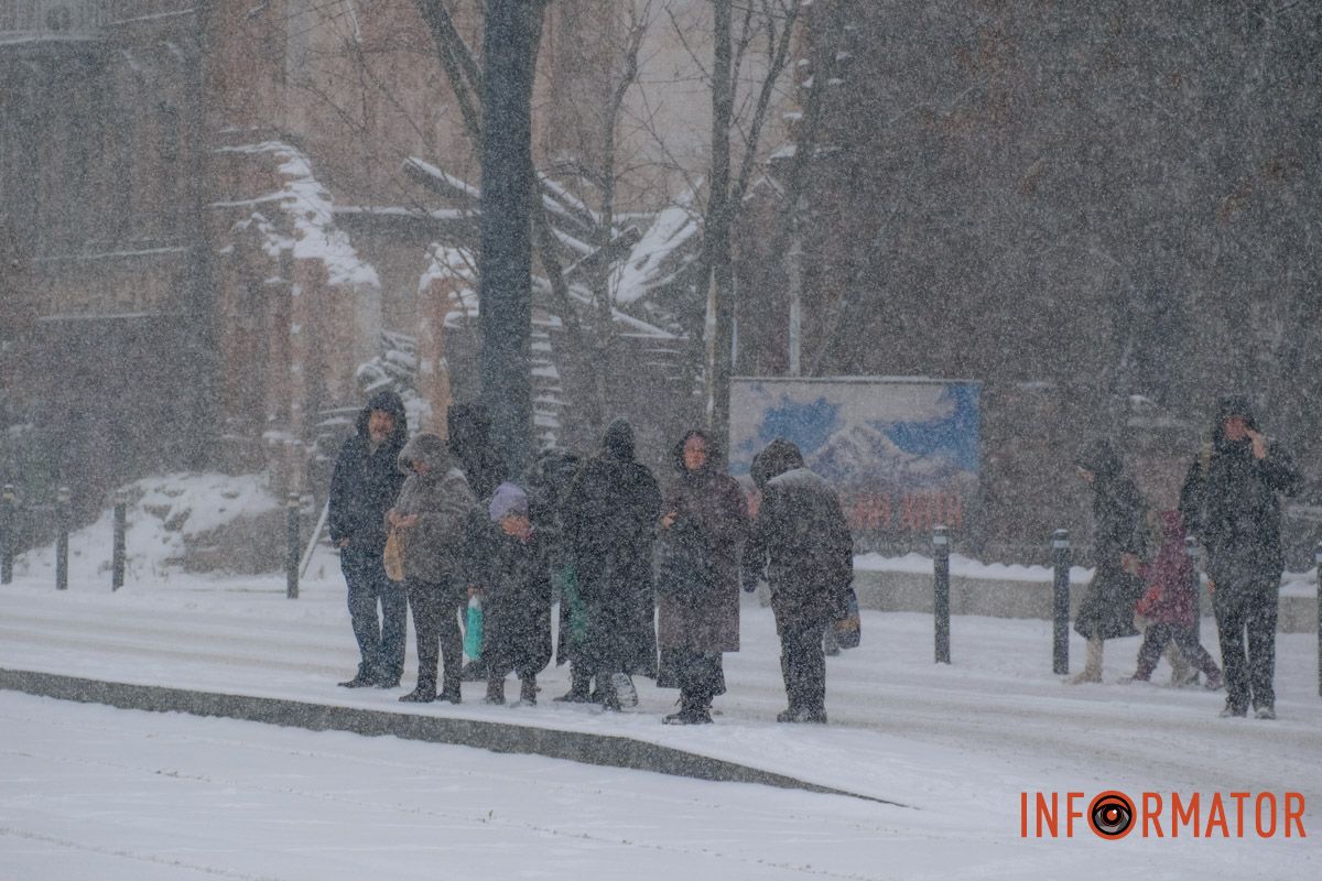 Люди чекають на транспорт