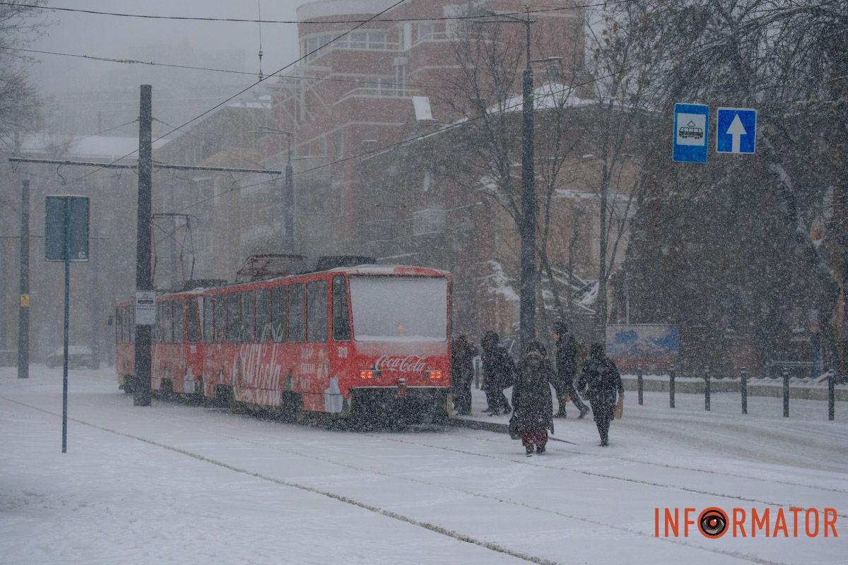 Трамваї у Дніпрі курсують попри сніг і вітер