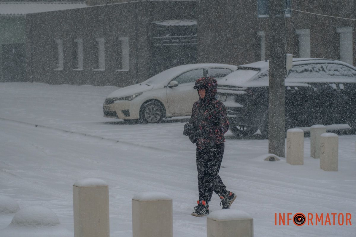 Люди йдуть засніженими тротуарами