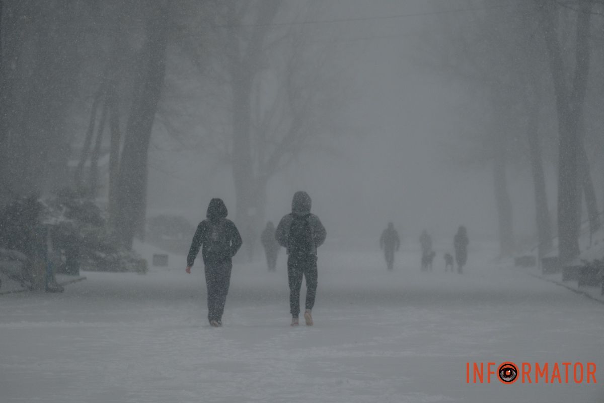Вулиці Дніпра опинилися у сніговому серпанку