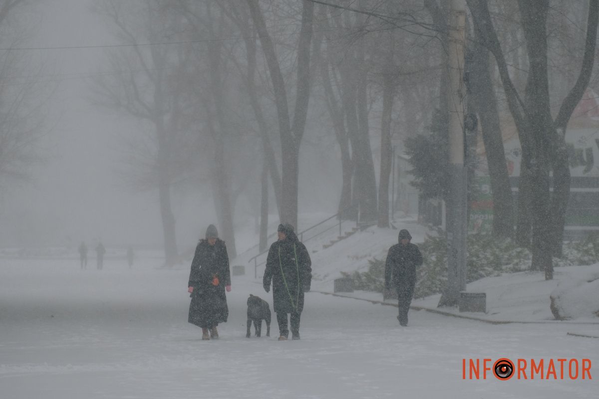 Зимовий день у місті з дрібним снігом