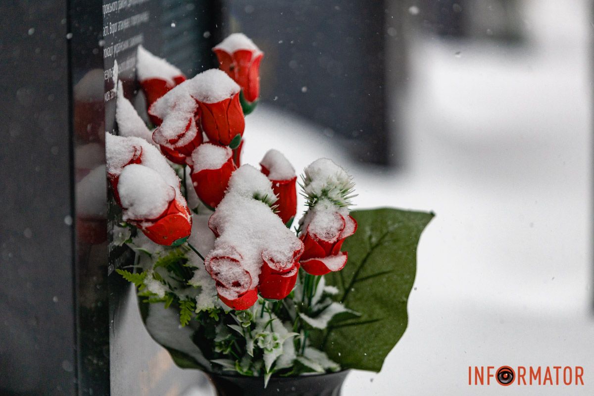 Героям приносят цветы