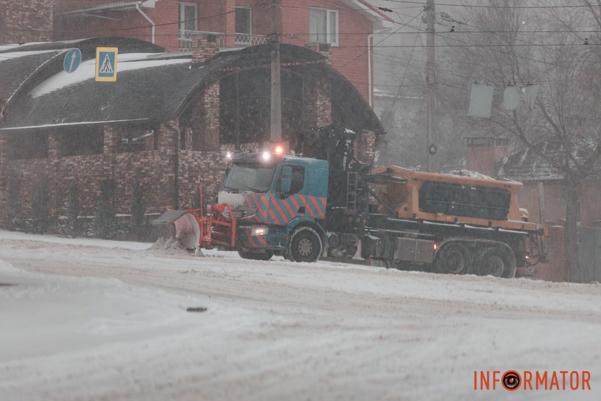 Працює комунальна техніка На багатьох ділянках доріг рух ускладненний