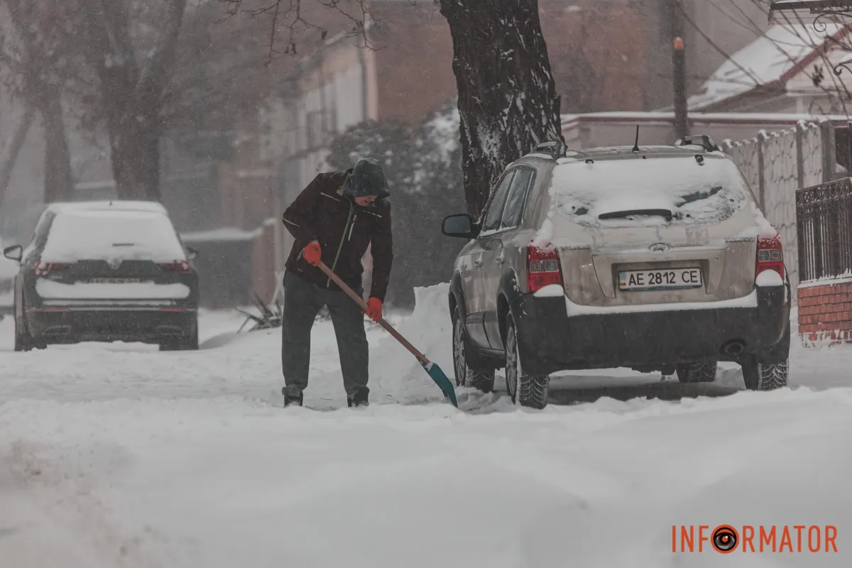 Дніпряни чистять тротуари від снігу Дніпряни чистять тротуари від снігу