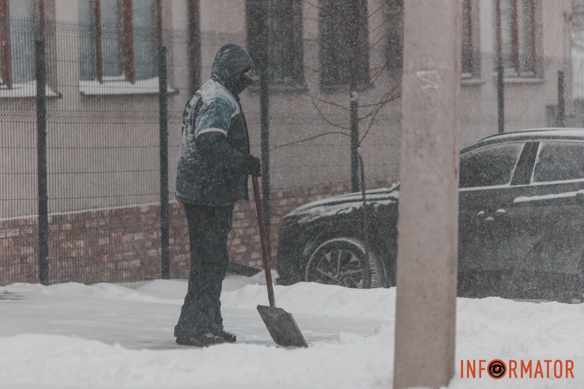 Дніпряни чистять тротуари від снігу Дніпряни чистять тротуари від снігу