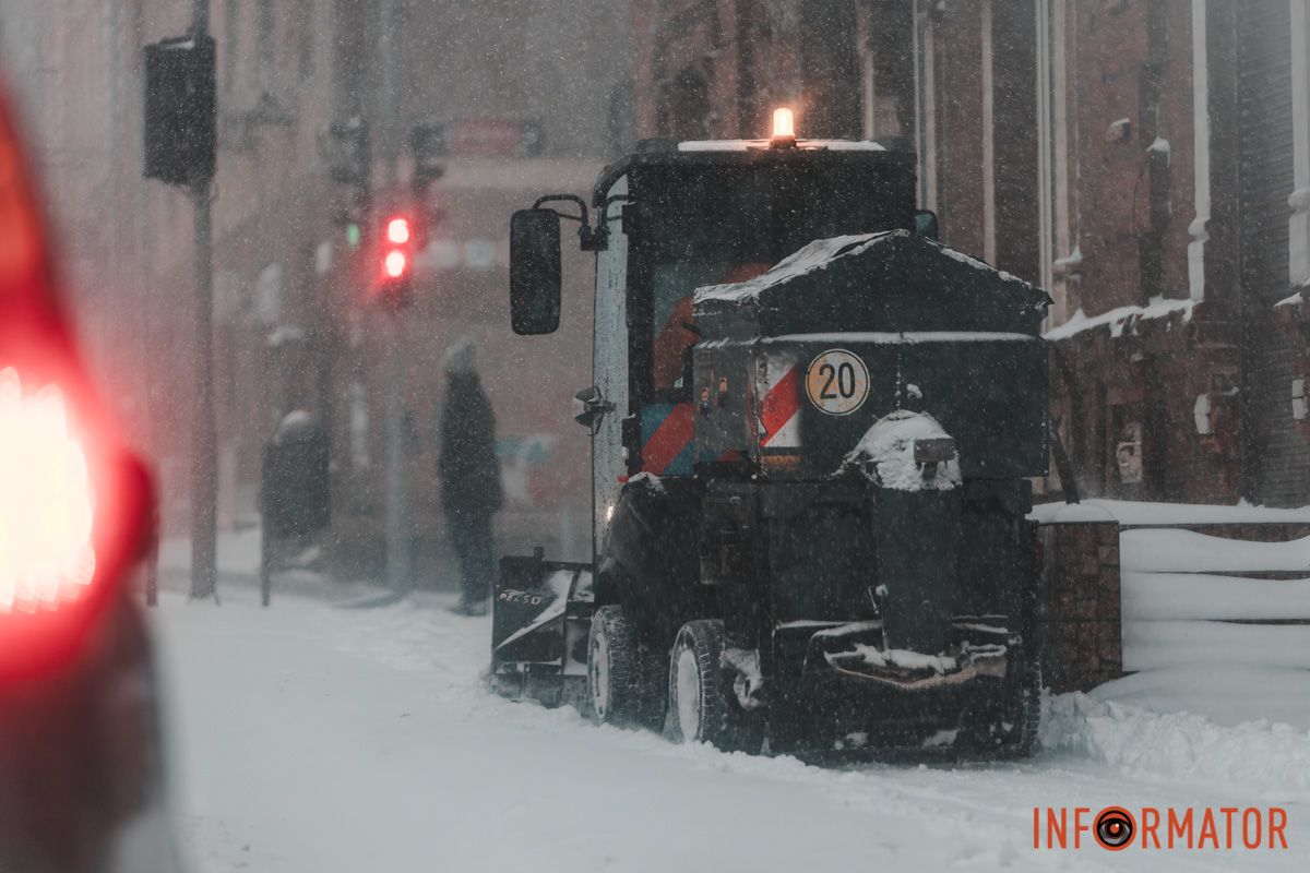 На дорогах понад 100 одиниць спецтехніки На дорогах понад 100 одиниць спецтехніки