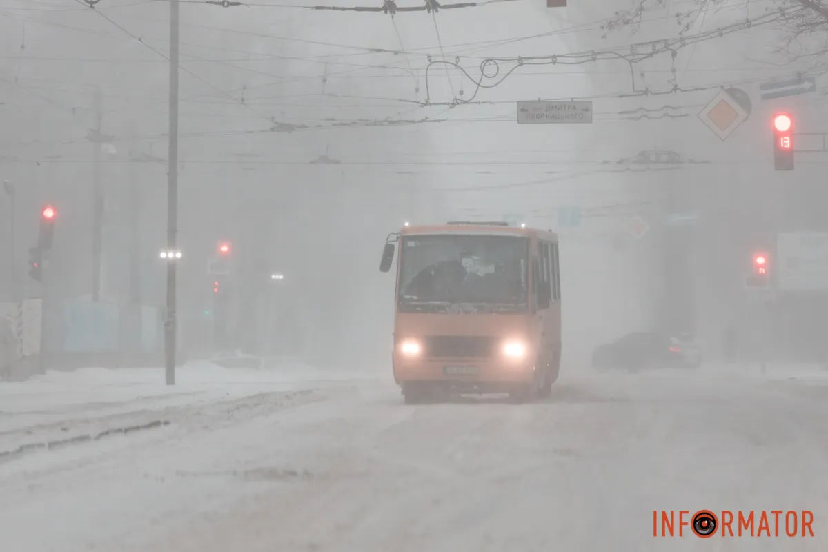 На багатьох ділянках доріг рух ускладненний На багатьох ділянках доріг рух ускладненний