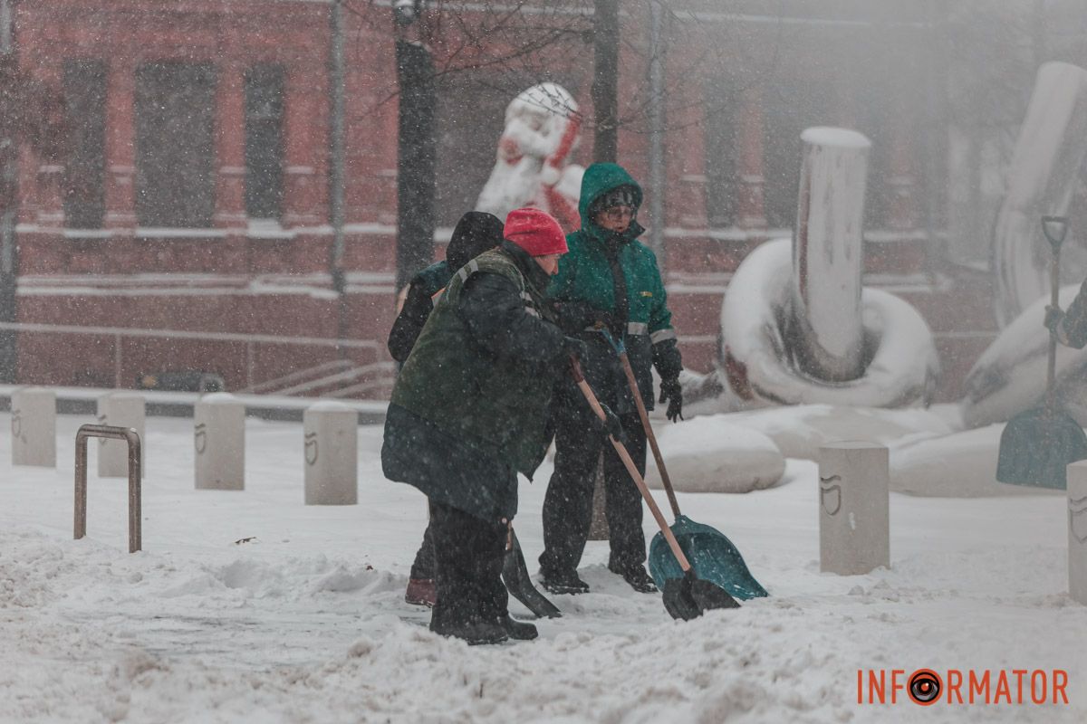 Розчищають сніг Розчищають сніг