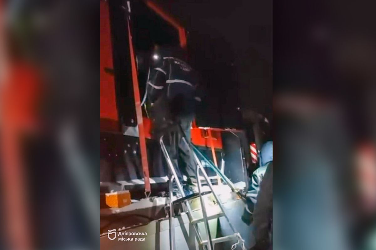 Люди працюють цілодобово