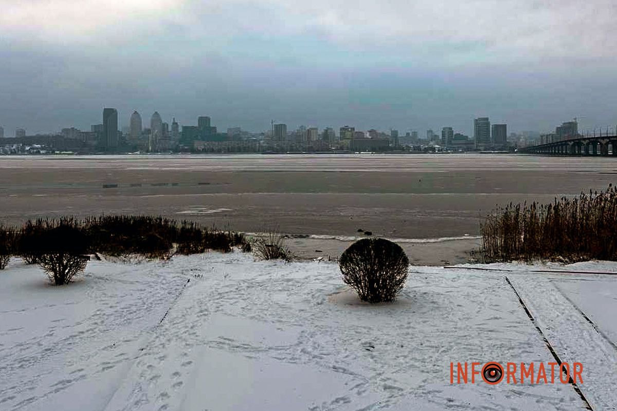 Морозні дні перетворили воду на лід
