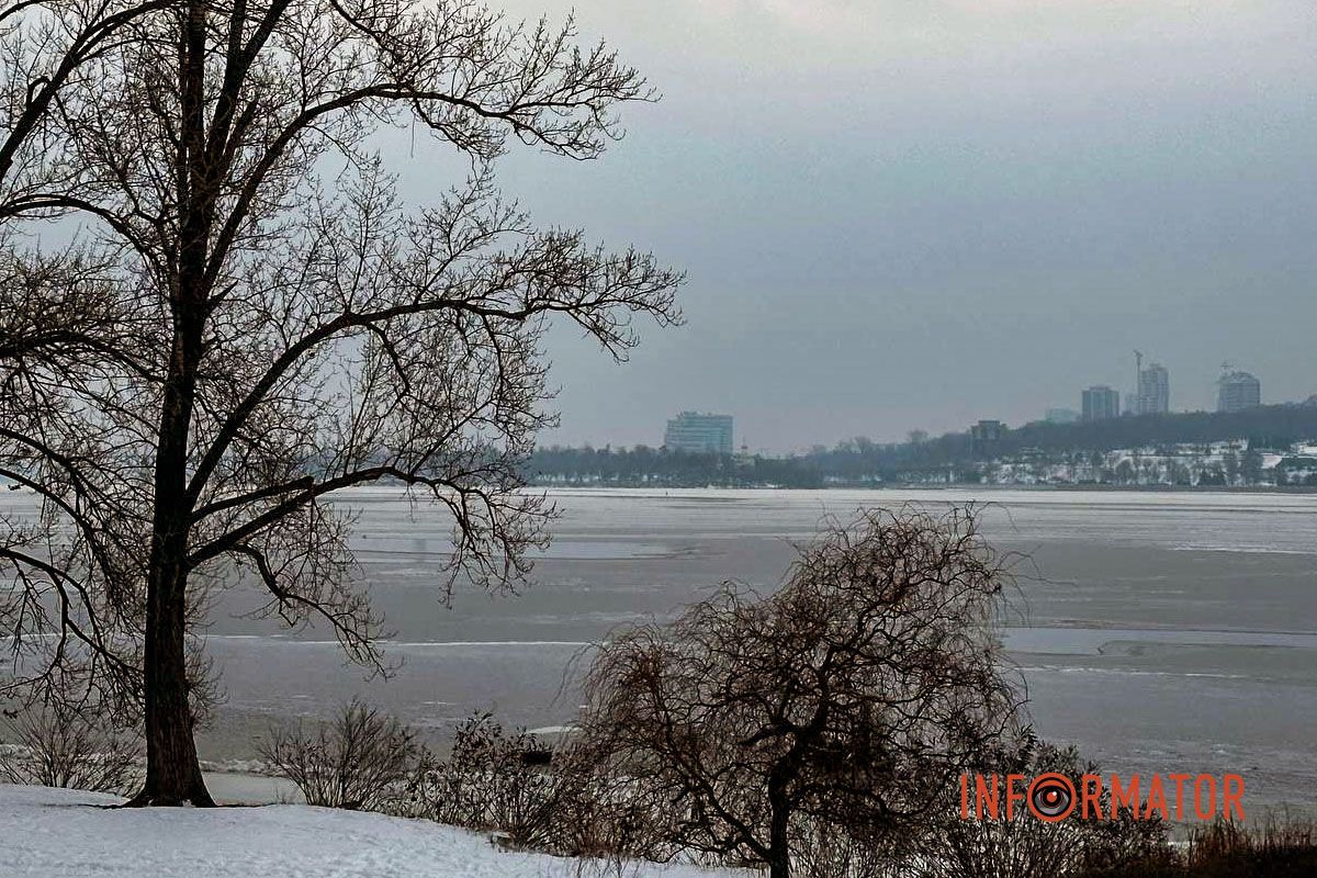 Льодяний покрив утворився на більшій частині поверхні річки