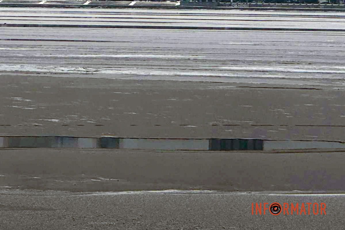 У Дніпрі річка майже повністю вкрилася льодом