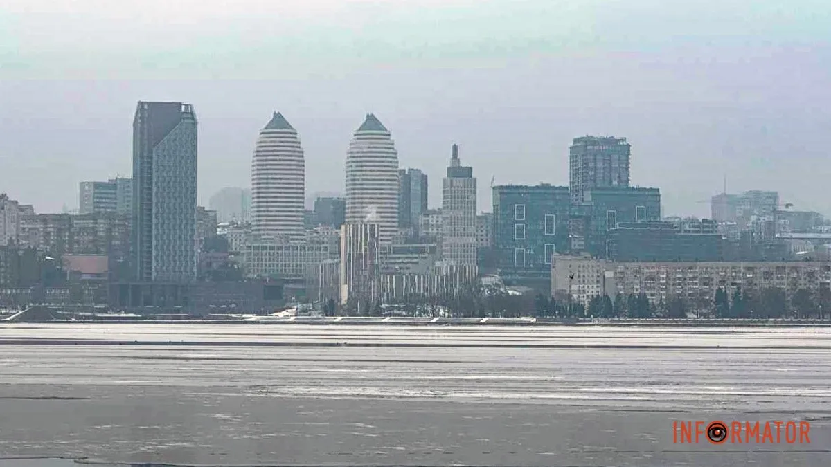 Мороз бере своє: у Дніпрі річка майже повністю вкрилася кригою