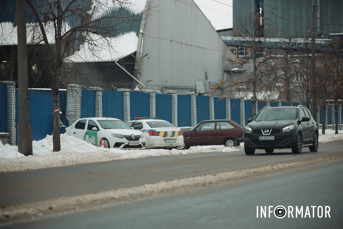 У Дніпрі на Січеславській Набережній зіткнулись Fiat, «Таврія» та Renault таксі Bolt: момент ДТП 6