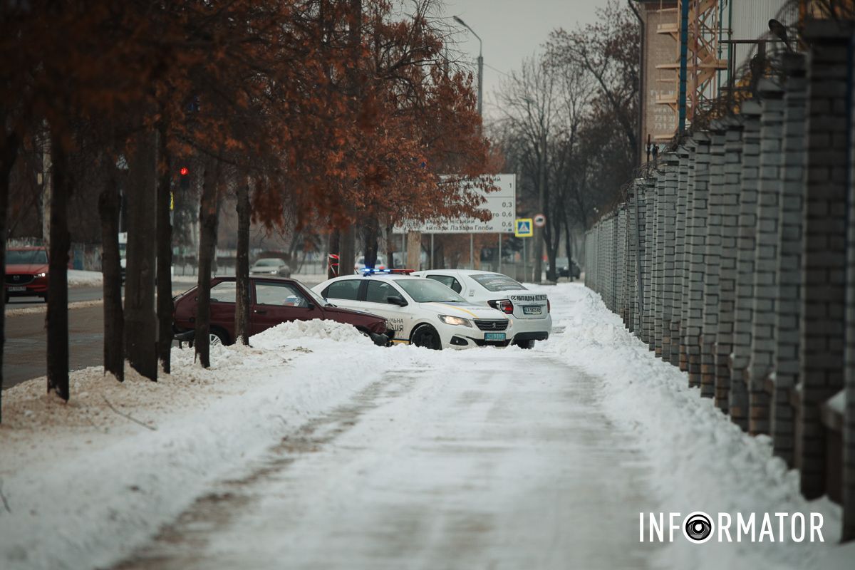У Дніпрі на Січеславській Набережній зіткнулись Fiat, «Таврія» та Renault таксі Bolt: момент ДТП 9