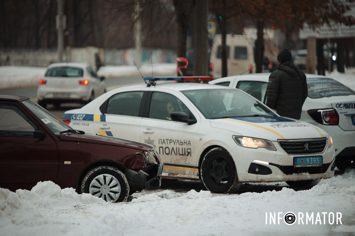 У Дніпрі на Січеславській Набережній зіткнулись Fiat, «Таврія» та Renault таксі Bolt: момент ДТП 1