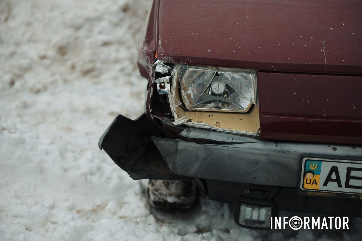 У Дніпрі на Січеславській Набережній зіткнулись Fiat, «Таврія» та Renault таксі Bolt: момент ДТП 5