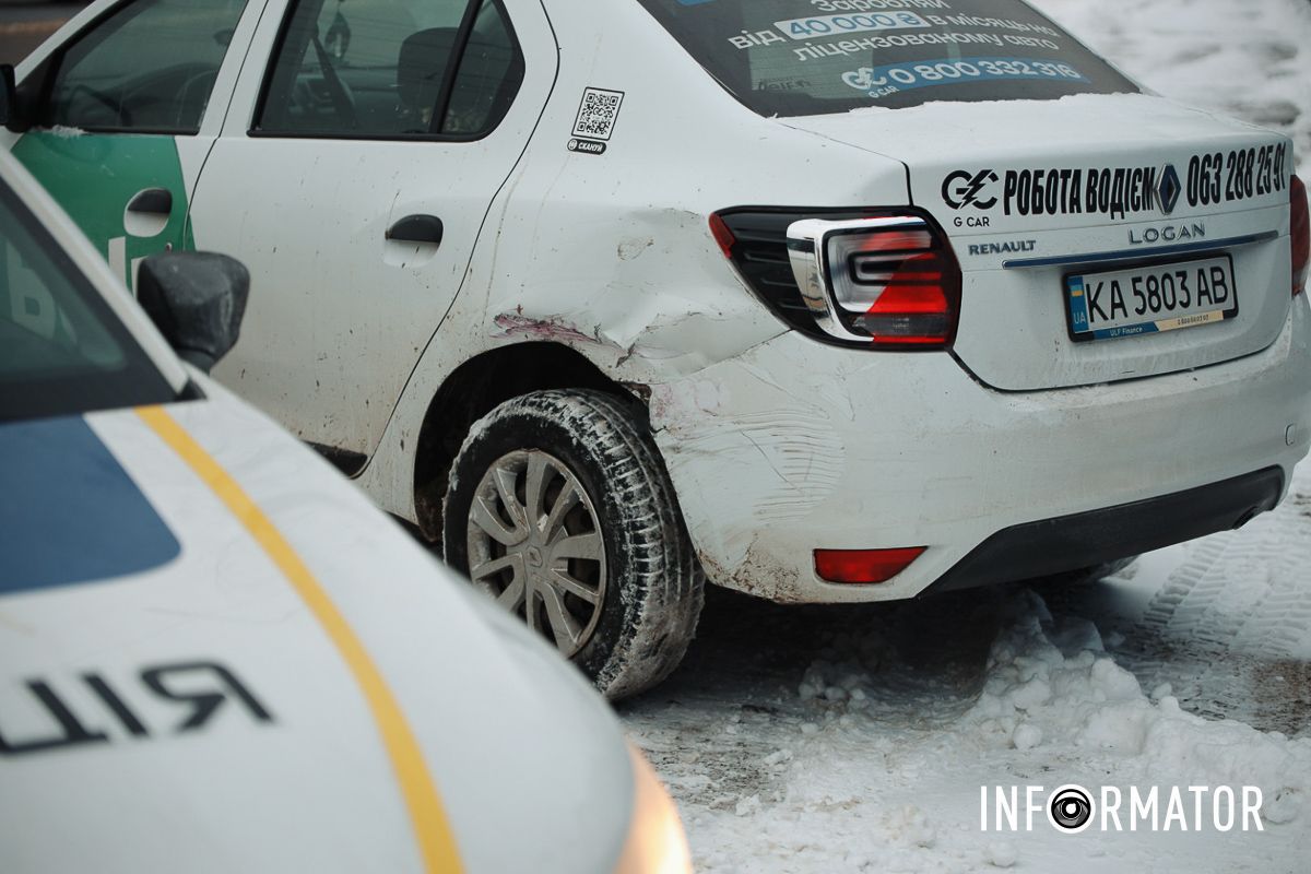 У Дніпрі на Січеславській Набережній зіткнулись Fiat, «Таврія» та Renault таксі Bolt: момент ДТП 11