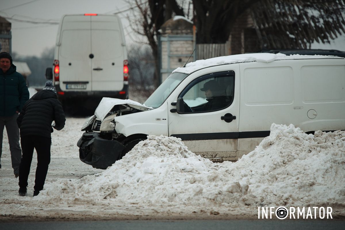 У Дніпрі на Січеславській Набережній зіткнулись Fiat, «Таврія» та Renault таксі Bolt: момент ДТП 2