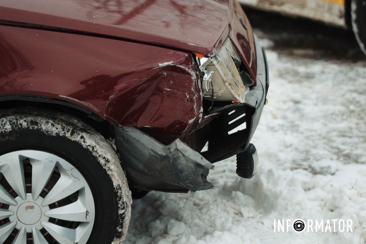 У Дніпрі на Січеславській Набережній зіткнулись Fiat, «Таврія» та Renault таксі Bolt: момент ДТП 10