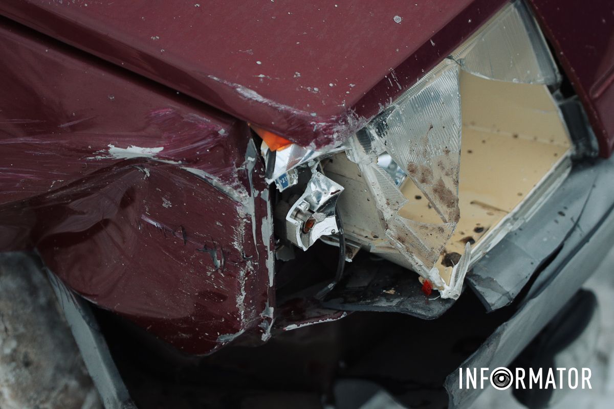 У Дніпрі на Січеславській Набережній зіткнулись Fiat, «Таврія» та Renault таксі Bolt: момент ДТП 4