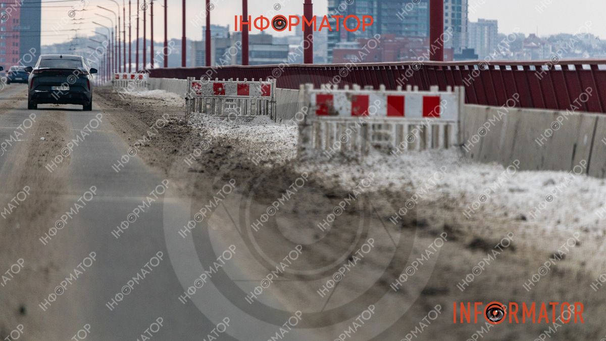 На Центральному мосту у Дніпрі перегородили смугу руху: що відомо