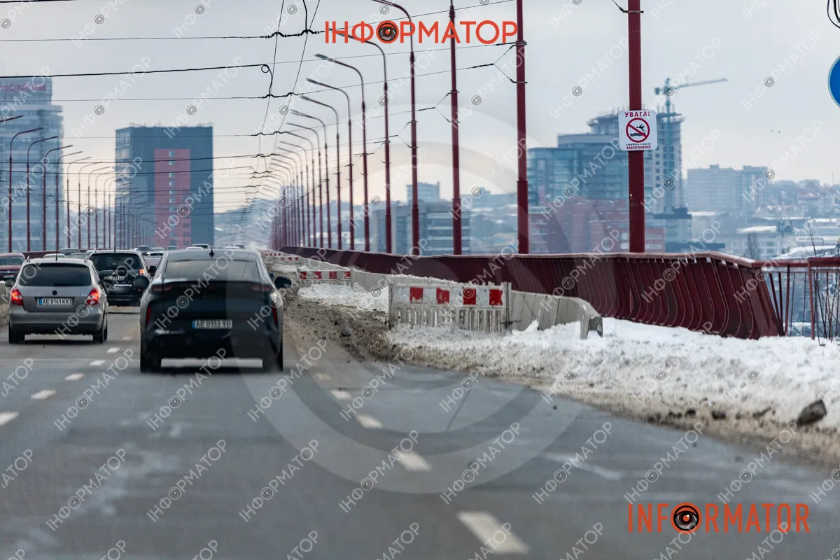 Огорожі, які встановили на Ццентральному мосту На Центральному мосту у Дніпрі перегородили смугу руху: що відомо 1