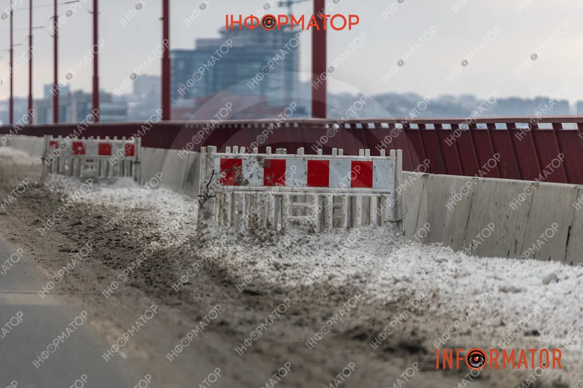 Правою смугою у напрямку до првого берега не проїхати На Центральному мосту у Дніпрі перегородили смугу руху: що відомо 2