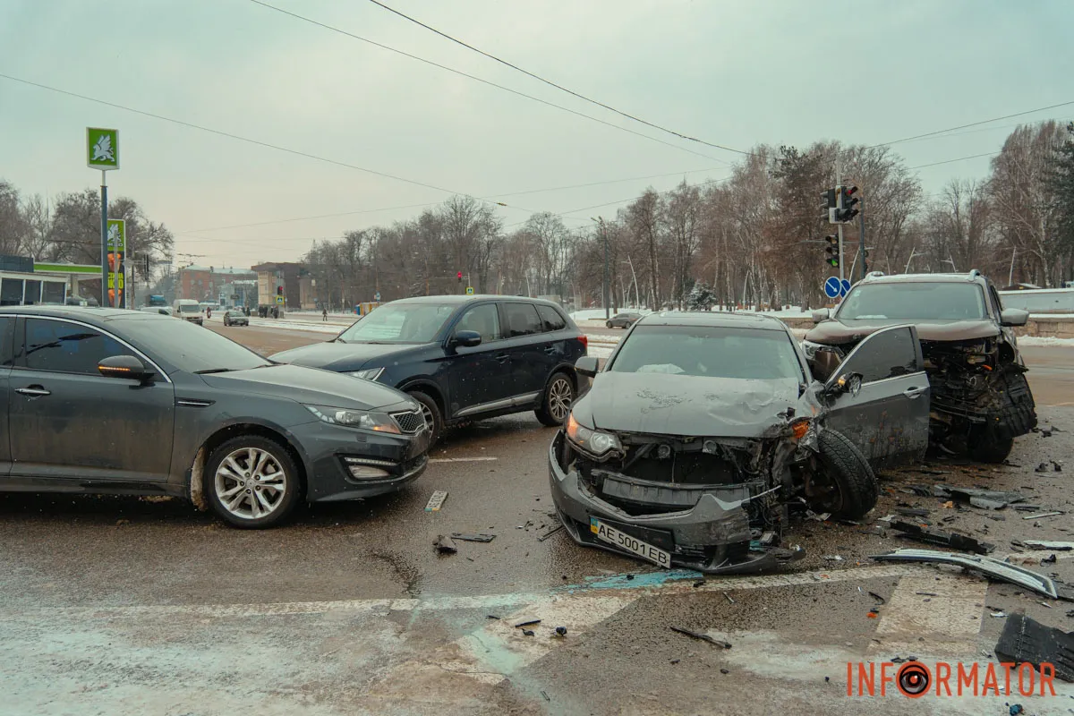 Уламки розкидало дорогою