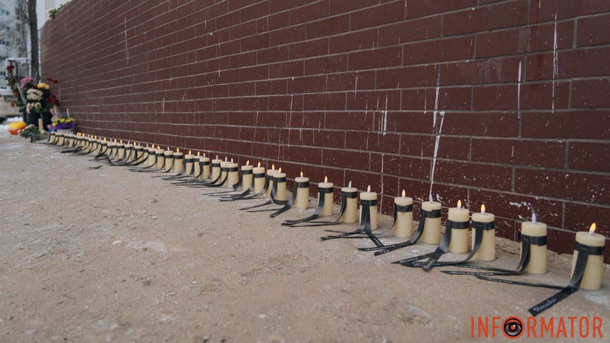 Стрічки з іменами, іграшки та квіти: у Дніпрі вшановують пам'ять людей, які загинули внаслідок влучання ракети у будинок на Перемозі