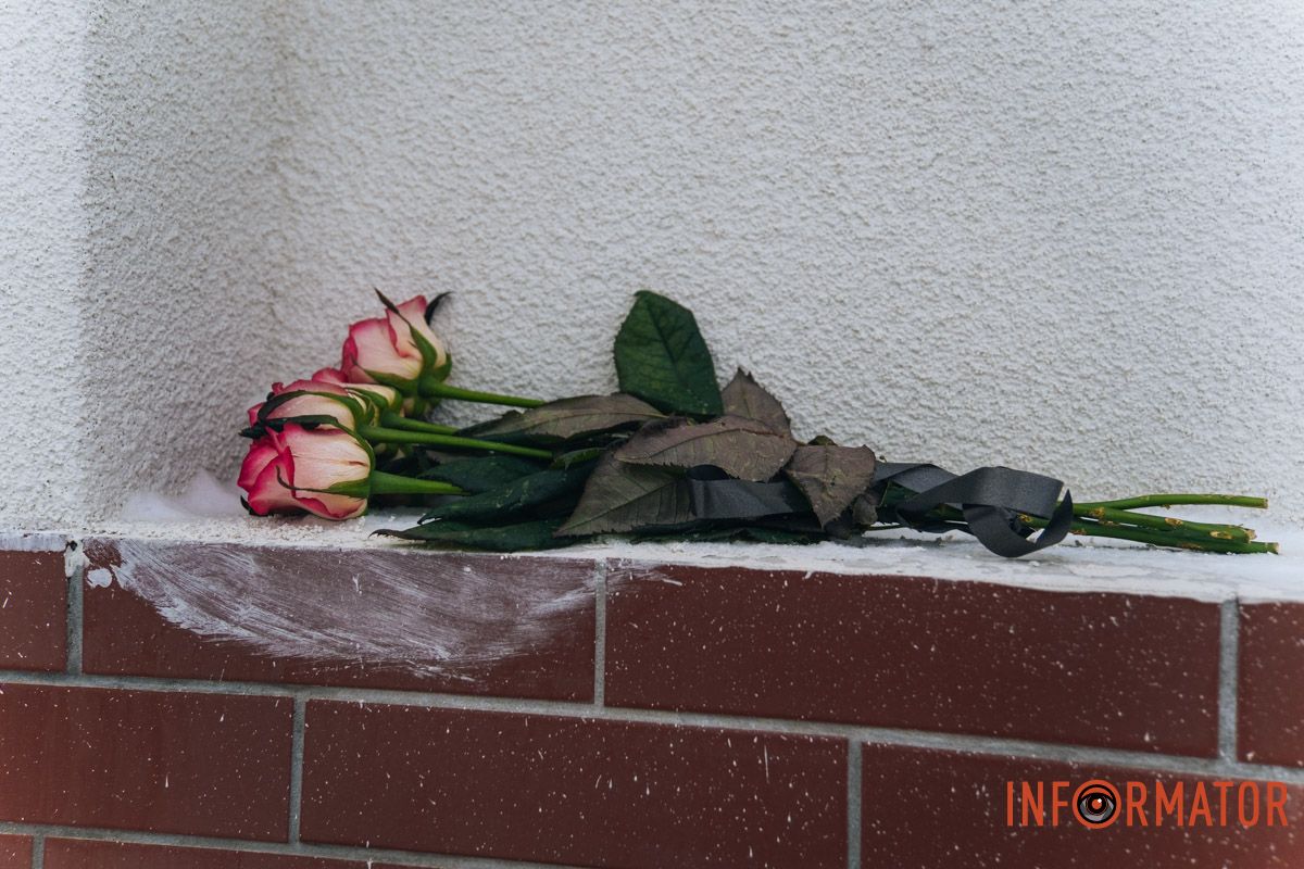 Залишили квіти