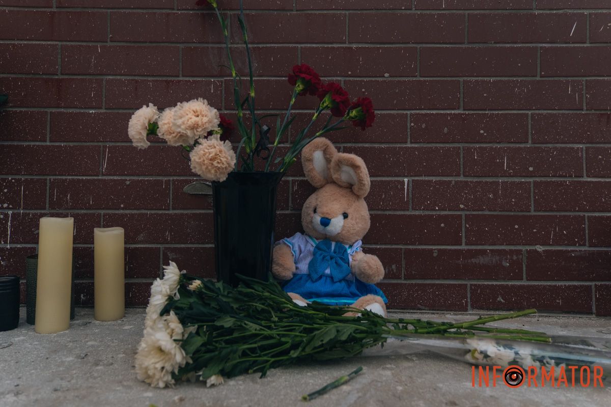 Іграшка, квіти, електронні свічки