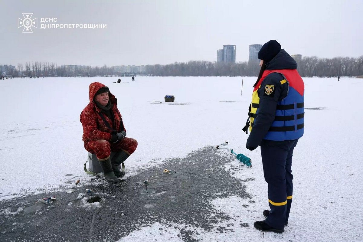 Щоб запобігти трагедіям на зимових водоймах, офіцерка ДСНС та представники медіа поспілкувались з рибалками, які знаходились на кризі