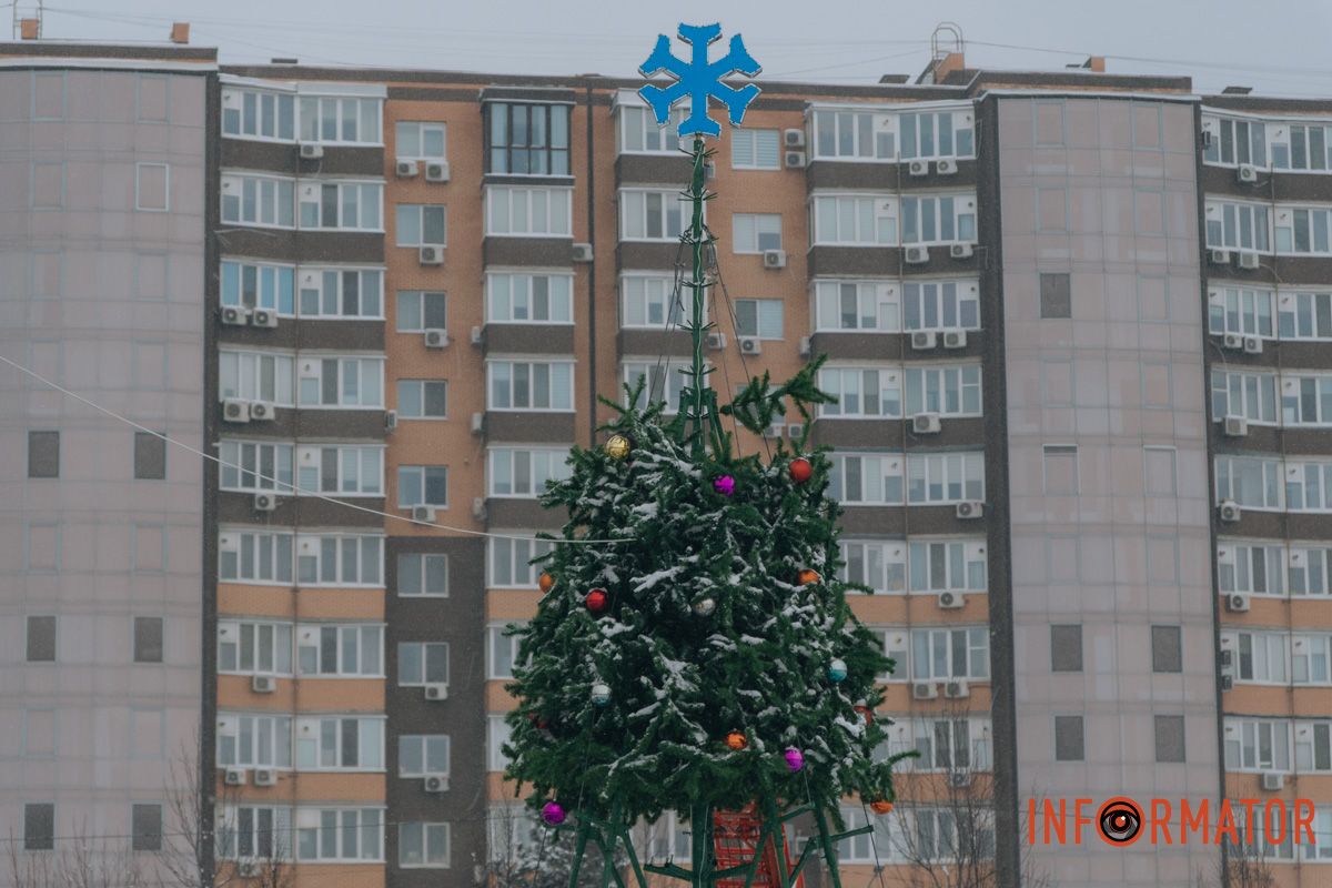 15 січня у Дніпрі робітники демонтували ялинку у сквері Прибережном