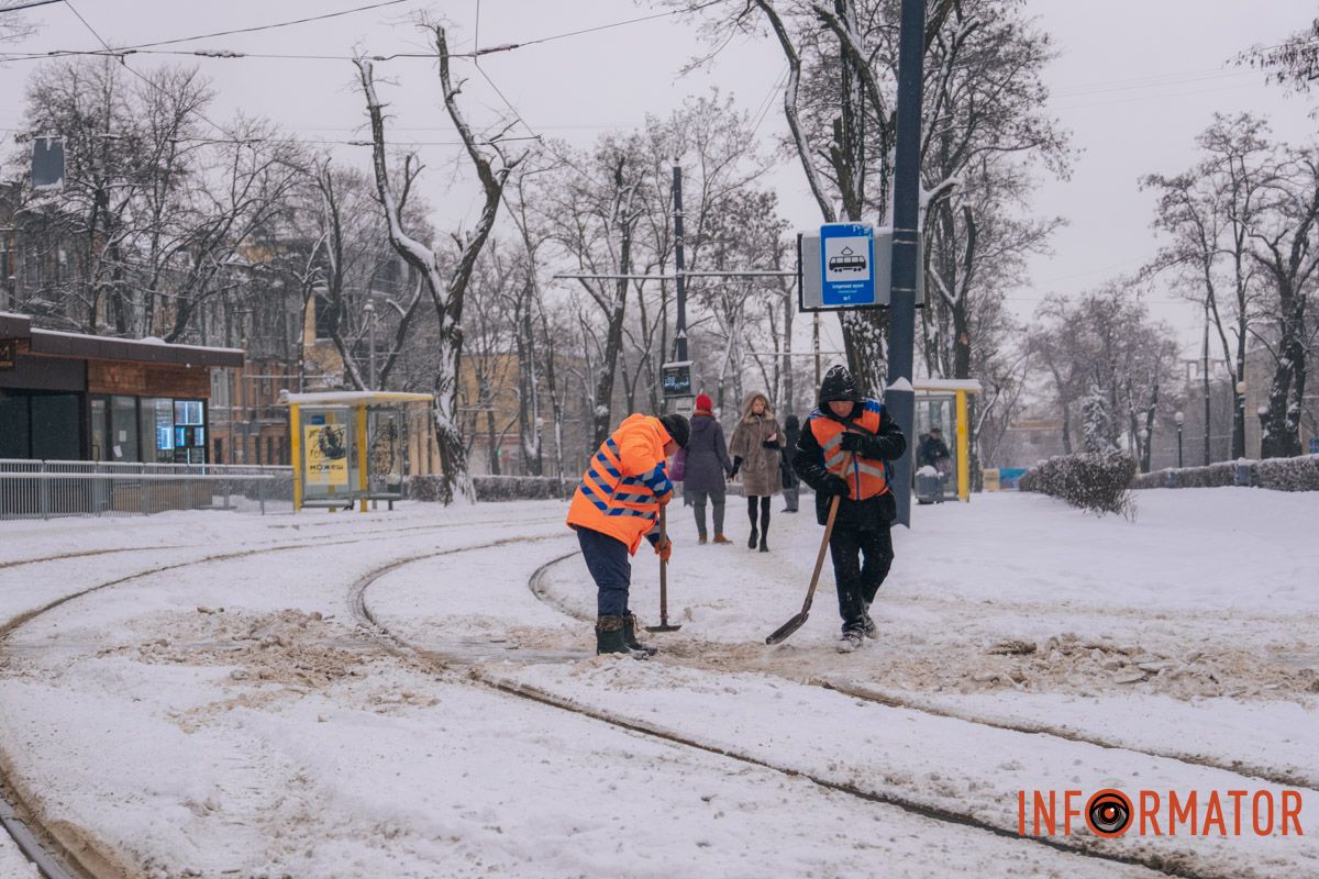 По состоянию на утро 15 января коммунальщики использовали 1741 тонну противогололедного материала.