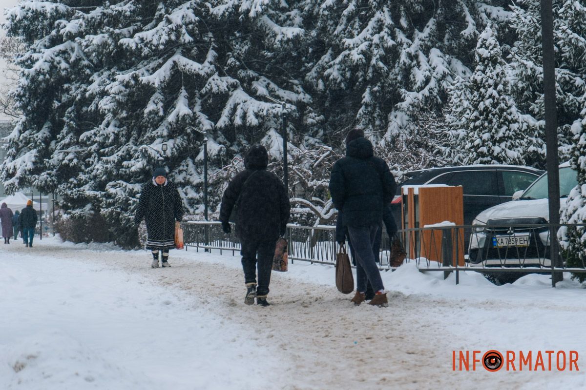 Прохожие спрятались в шарфы и капюшоны