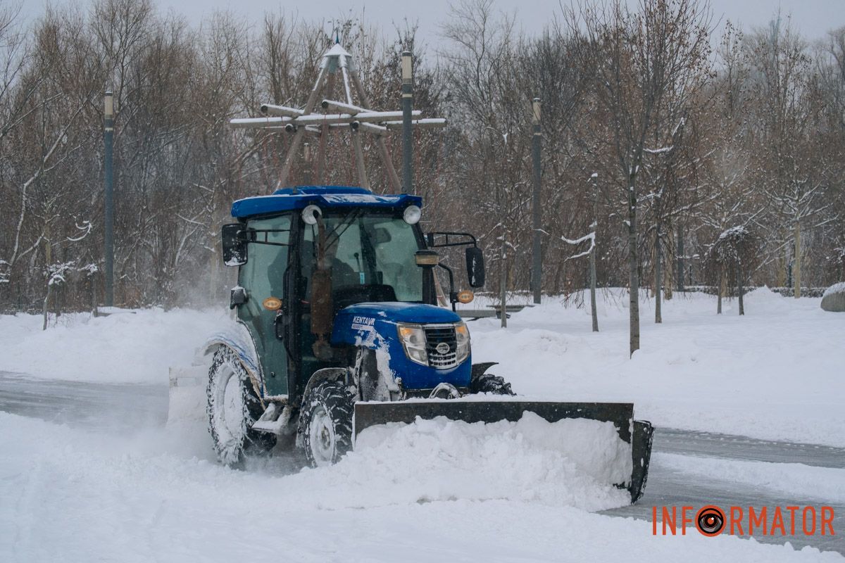 В Днепре убирали тротуары