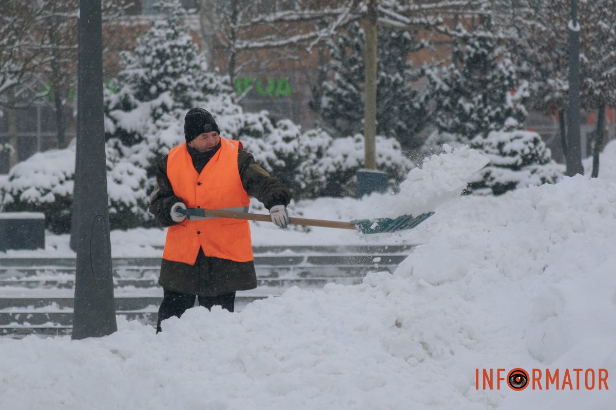 Коммунальщики очищают дороги