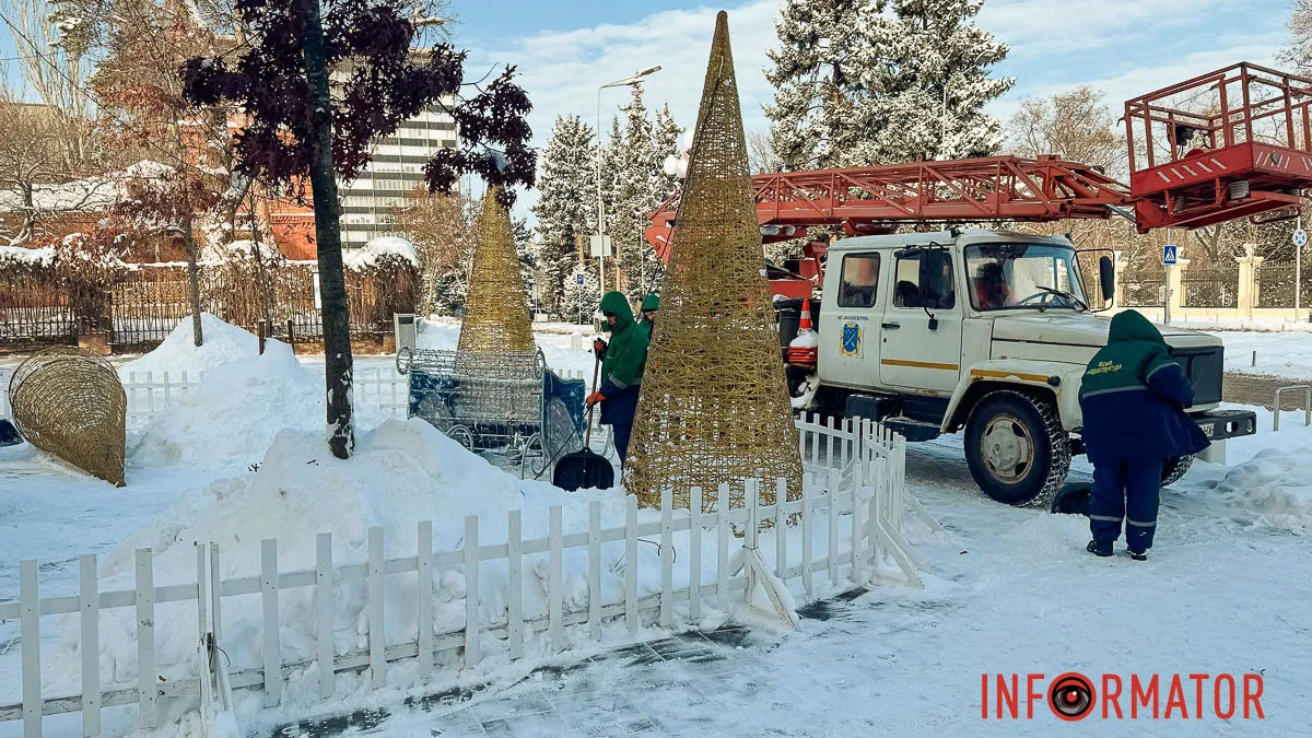 У Дніпрі на Яворницького почали демонтовувати новорічну ілюмінацію та фотозони