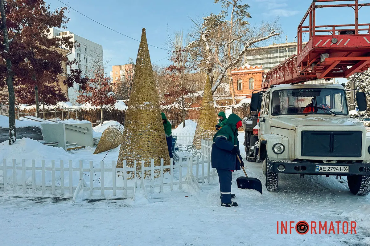 У Дніпрі на Яворницького почали демонтовувати новорічну ілюмінацію та фотозони 1
