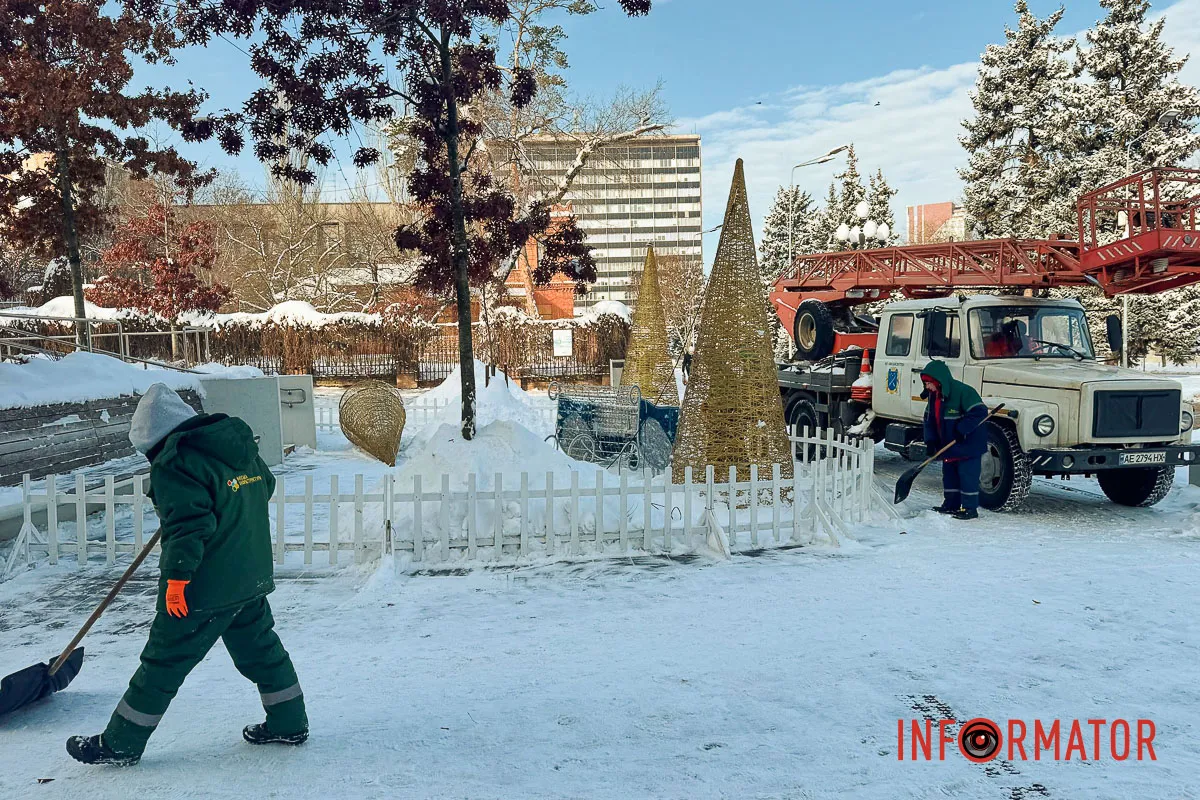 У Дніпрі на Яворницького почали демонтовувати новорічну ілюмінацію та фотозони 2