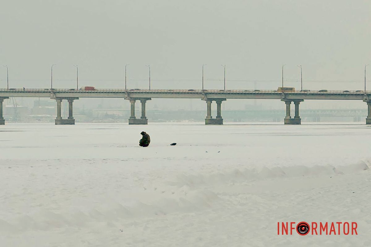 На Сонячній Набережній у Дніпрі помітили дітей, які вийшли на кригу