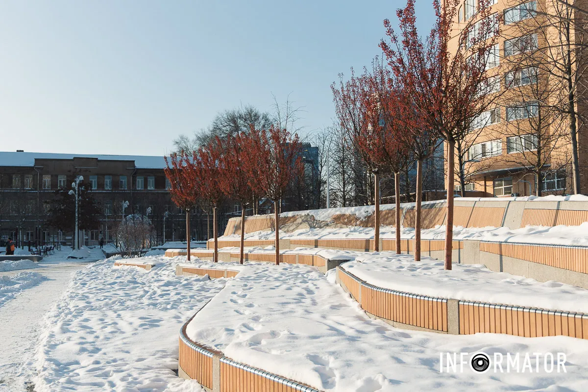 У Дніпрі на площі Успенській прибрали новорічні фотозони 11