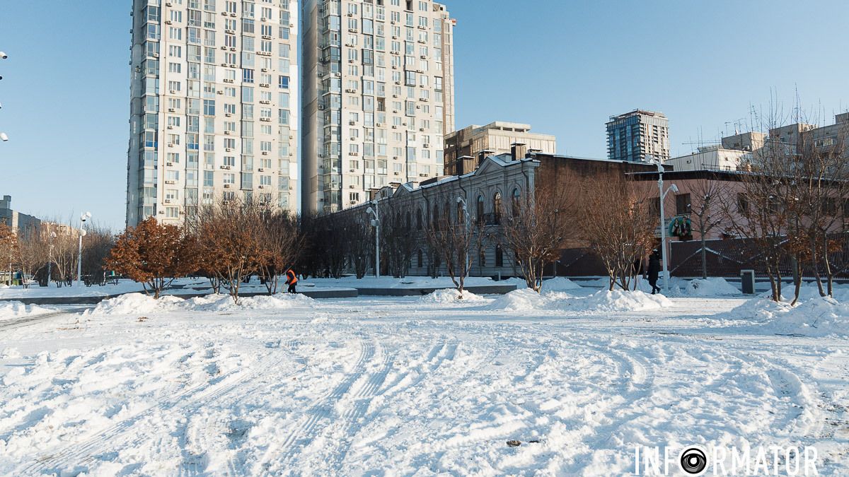 У Дніпрі на площі Успенській прибрали новорічні фотозони
