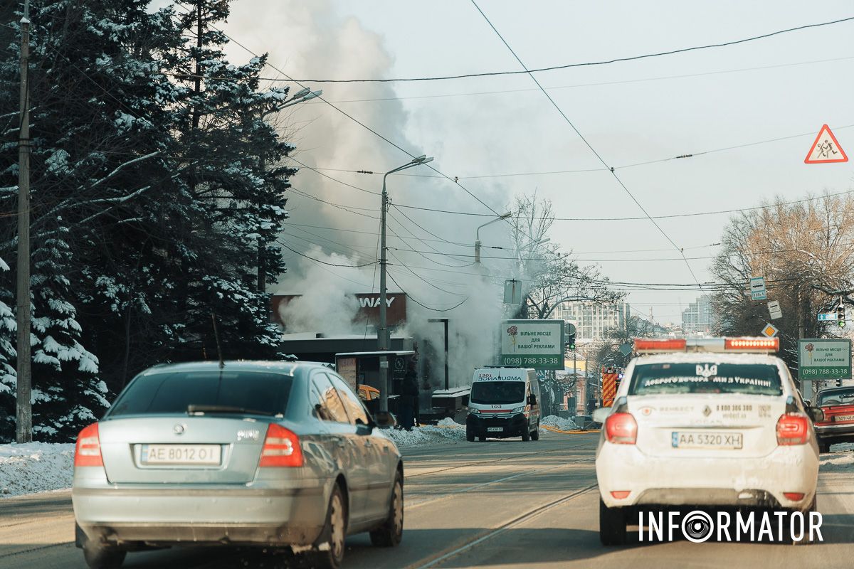 Дим здіймається над містом: у Дніпрі на Архітектора Олега Петрова горить ресторан 2