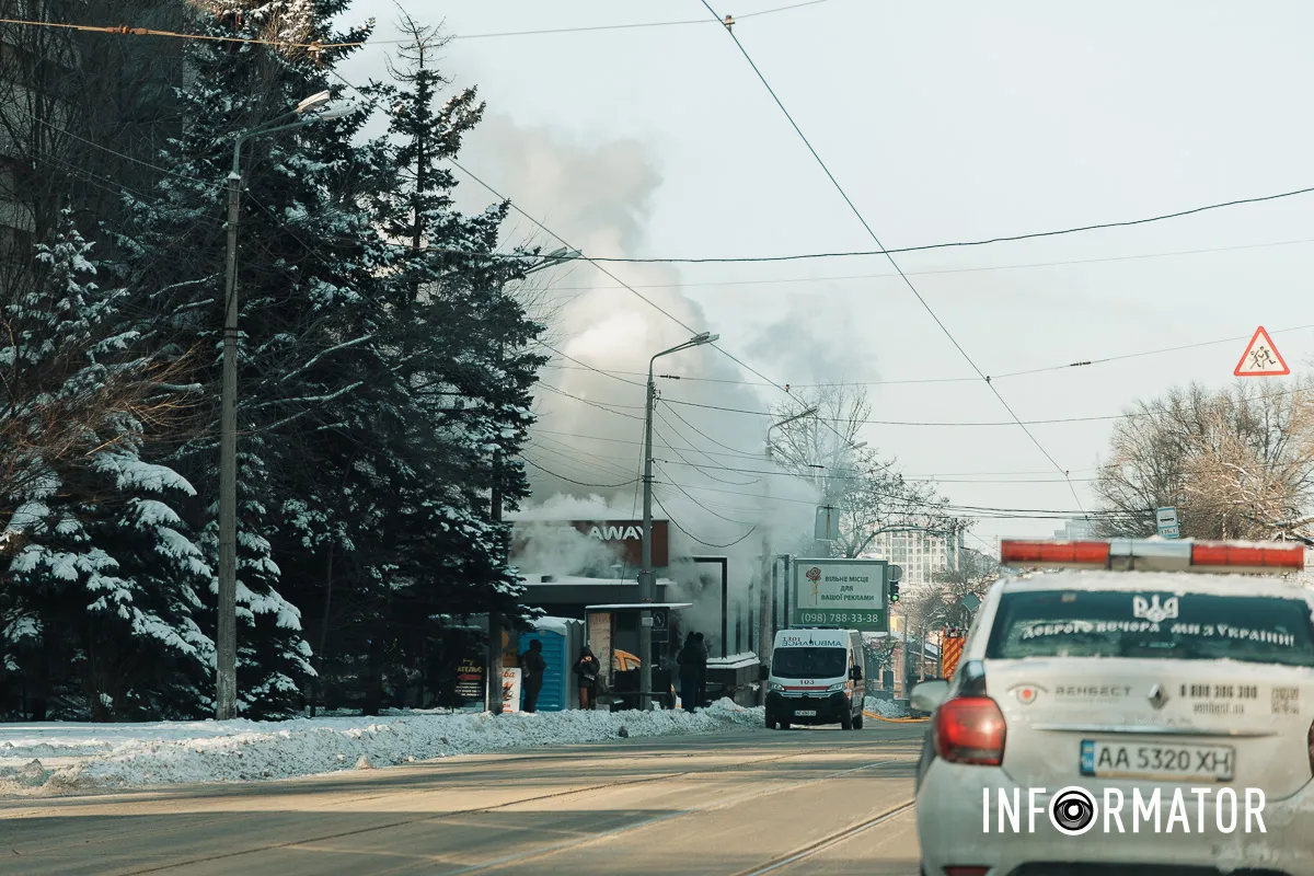 Дим здіймається над містом: у Дніпрі на Архітектора Олега Петрова горить ресторан 1