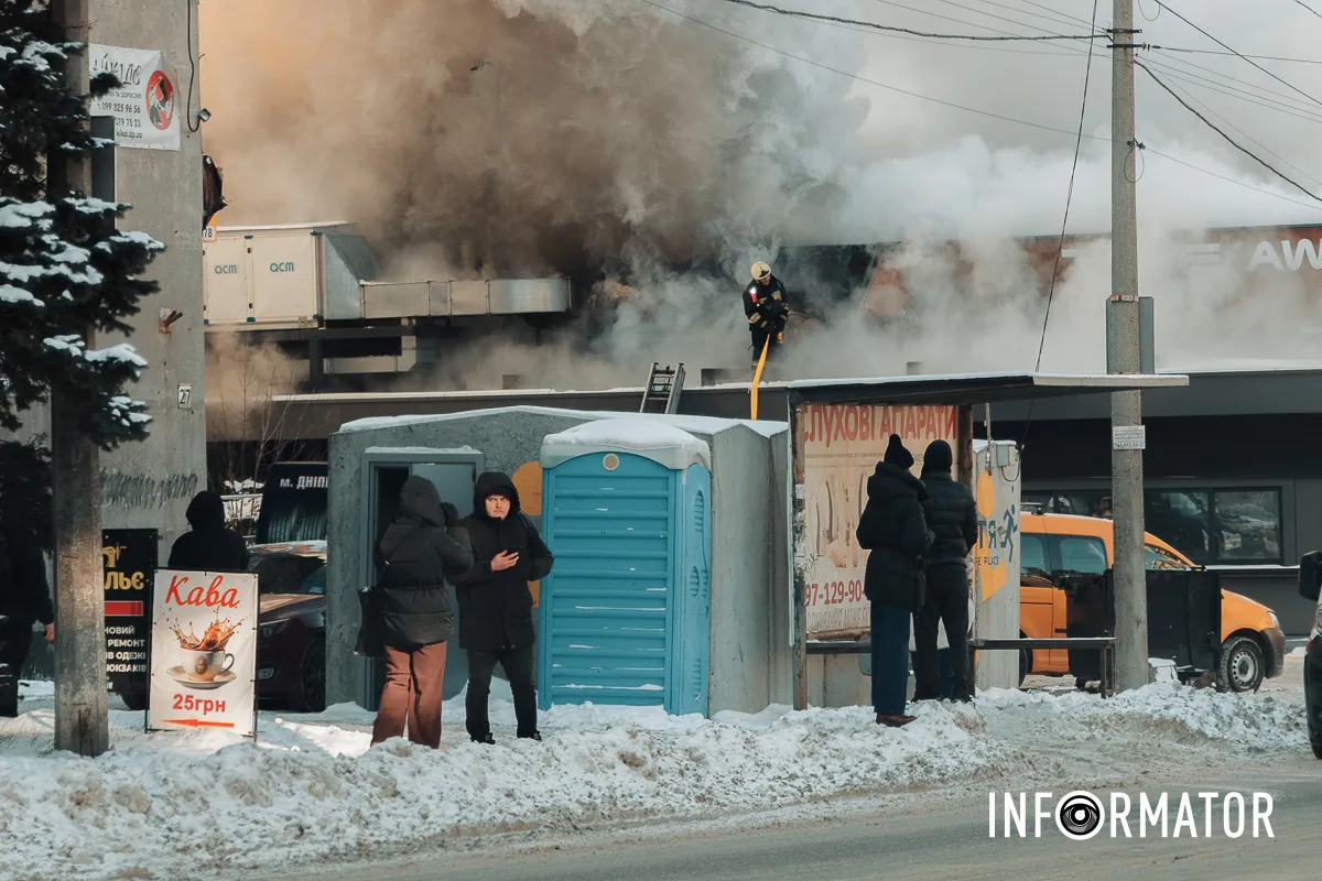 Дим здіймається над містом: у Дніпрі на Архітектора Олега Петрова горить ресторан 7