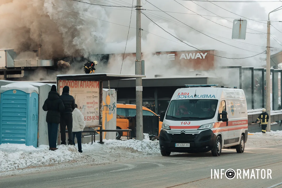 Дим здіймається над містом: у Дніпрі на Архітектора Олега Петрова горить ресторан 3
