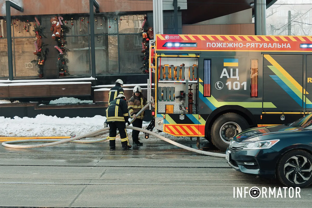 Дим здіймається над містом: у Дніпрі на Архітектора Олега Петрова горить ресторан 10