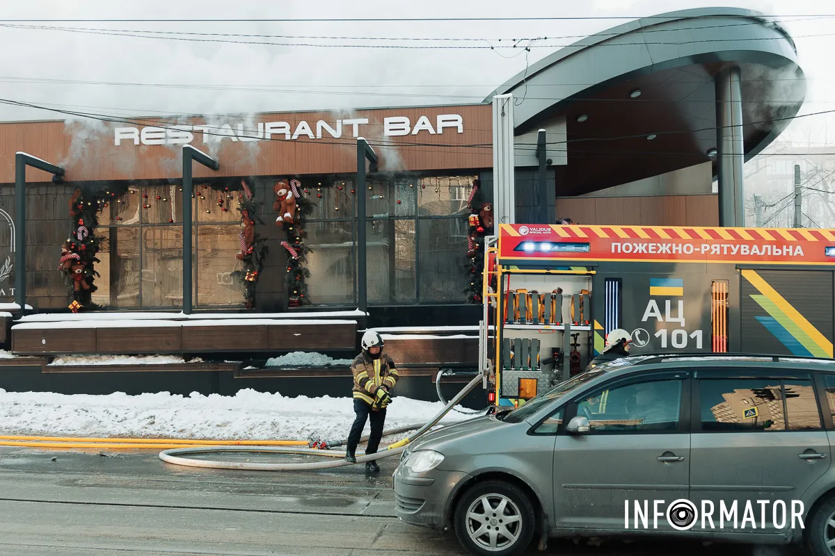 Дим здіймається над містом: у Дніпрі на Архітектора Олега Петрова горить ресторан 11
